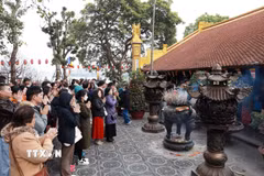 Ngưởi dân Hà Nội đi lễ đầu năm tại chùa Trấn Quốc sáng mùng 1 Tết Ất Tỵ. (Ảnh: Quốc Khánh/TTXVN)