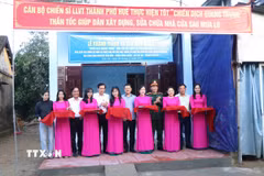 Nghi lễ cắt băng khánh thành nhà mới trong "Chiến dịch Quang Trung" dành cho người dân bị ảnh hưởng bởi mưa lũ ở xã Lộc An, thành phố Huế. (Ảnh: Mai Trang/TTXVN)