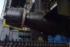 Tàu Khabarovsk được hạ thủy tại xưởng đóng tàu ở Severodvinsk ngày 1/11. (Ảnh: thebarentsobserver)