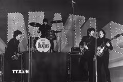 Các thành viên ban nhạc The Beatles tại sân bay John F. Kennedy ở New York, Mỹ, ngày 9/2/1964. (Ảnh: AFP/TTXVN)