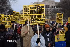 Tuần hành phản đối Mỹ tấn công quân sự Venezuela tại Washington DC., Mỹ ngày 3/1/2026. (Ảnh: Anadolu Agency/TTXVN)