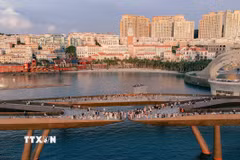 Du khách chụp ảnh lưu niệm, chờ ngắm hoàng hôn trên Cầu Hôn, Đặc khu Phú Quốc. (Ảnh: TTXVN phát)