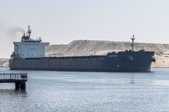 Một tàu hàng di chuyển qua kênh đào Suez ở Ismailia, Ai Cập ngày 13/7/2024. (Ảnh: THX/TTXVN)