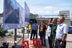 Người dân sống dọc tuyến đường Nguyễn Thái Học (phường Trảng Dài, thành phố Đồng Nai) phấn khởi khi tuyến đường bắt đầu được đầu tư, nâng cấp. (Ảnh: Lê Xuân/TTXVN)