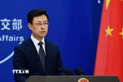 Người phát ngôn Bộ Ngoại giao Trung Quốc Quách Gia Côn phát biểu tại cuộc họp báo ở Bắc Kinh. (Ảnh: IRNA/TTXVN)