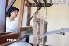 Ngày ngày, những người phụ nữ Chăm ở Châu Phong vẫn khéo léo dệt nên những tấm thổ cẩm thủ công rất riêng biệt, mang đậm văn hóa Chăm. (Ảnh: Công Mạo/TTXVN)