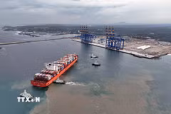 Tàu chở hàng hóa cập cảng Vizhinjam ở Thiruvananthapuram, Ấn Độ. (Ảnh: ANI/TTXVN)
