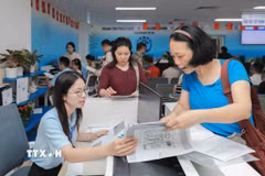 Người dân làm thủ tục hành chính tại Trung tâm phục vụ hành chính công thành phố Hà Nội. (Ảnh: Phan Phương/TTXVN)