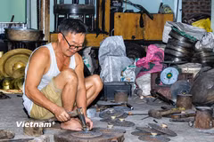 Thợ thủ công tại làng nghề đúc đồng Đại Bái. (Ảnh: Thanh Thủy/Vietnam+)