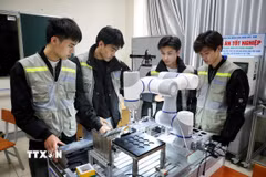 Sinh viên thực tập Môn lập trình vi điều khiển tại Trường Cao đẳng Công nghệ Việt-Hàn Bắc Giang. (Ảnh minh họa: Danh Lam/TTXVN)