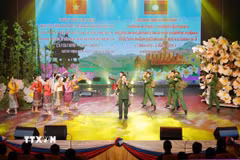 Các tiết mục văn nghệ là minh chứng sinh động cho mối quan hệ hữu nghị vĩ đại giữa hai nước Việt Nam - Lào. (Ảnh: Đỗ Bá Thành/TTXVN)