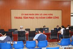 Hoạt động tại Trung tâm phục vụ hành chính công xã Long Hưng (Hưng Yên). (Ảnh: Thu Hoài/TTXVN)