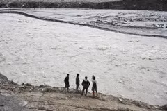 Mưa lớn gây lũ lụt nghiêm trọng, ít nhất 68 người chết ở Ấn Độ và Nepal
