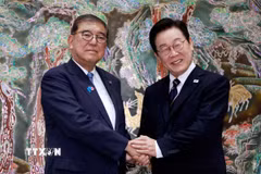 Tổng thống Hàn Quốc Lee Jae Myung (phải) và Thủ tướng Nhật Bản Shigeru Ishiba tại cuộc hội đàm ở Busan, ngày 30/9/2025. (Ảnh: Yonhap/TTXVN)