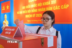 Nhân viên Bệnh viện Quân y 175, TP.Hồ Chí Minh bỏ phiếu tại điểm bầu cử số 055 phường Hạnh Thông đặt tại Bệnh viện Quân y 175. (Ảnh: Đinh Hằng/TTXVN)