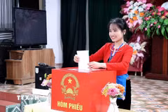 Cử tri dân tộc Mường, Phú Thọ, phấn khởi lần đầu tiên được đi bầu cử. (Ảnh: Thanh Hải/TTXVN)