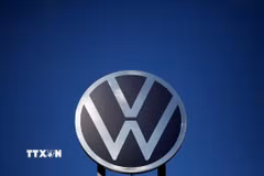 Biểu tượng hãng Volkswagen tại trụ sở ở Wolfsburg, Đức. (Ảnh: AFP/TTXVN)