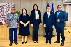 Đại sứ các nước ASEAN chụp ảnh chung với Bộ trưởng Lao động Hy Lạp Niki Kerameus. (Ảnh: TTXVN phát)