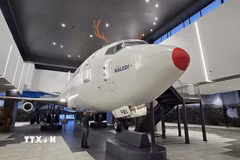 Chiếc máy bay Boeing 727 dài hơn 40m, sải cánh gần 33m và chiều cao tương đương một tòa nhà 3 tầng. (Ảnh: Hồng Minh/TTXVN)