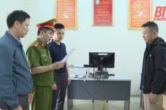 Tống đạt quyết định khởi tố bị can đối với Trịnh Ngọc Cường và Vi Hồng Sao. (Ảnh: Báo Thanh Hóa)