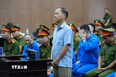 Các bị cáo khai báo tại phiên tòa. (Ảnh: Kim Anh/TTXVN)