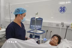 Nhân viên y tế chăm sóc bệnh nhân trong quá trình điều trị tại Bệnh viện Đà Nẵng. (Ảnh: TTXVN phát)