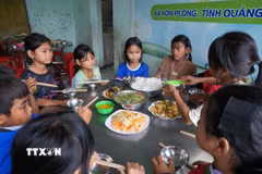 Học sinh Trường Phổ thông Dân tộc bán trú Tiểu học Kon Plông, xã Kon Plông, tỉnh Quảng Ngãi vui vẻ bên bữa ăn bán trú đảm bảo an toàn, chất lượng. (Ảnh: Dư Toán/TTXVN)