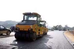 Thi công cao tốc Đồng Đăng-Trà Lĩnh đoạn qua địa bàn xã Văn Lãng, Lạng Sơn. (Ảnh: Văn Đạt/TTXVN)