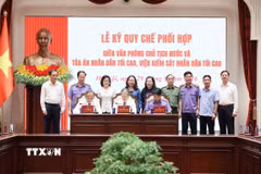 Phó Chủ tịch nước Võ Thị Ánh Xuân với các đại biểu chứng kiến Lễ ký quy chế phối hợp giữa Văn phòng Chủ tịch nước và Tòa án Nhân dân Tối cao, Viện Kiểm sát Nhân dân Tối cao. (Ảnh: An Đăng/TTXVN)