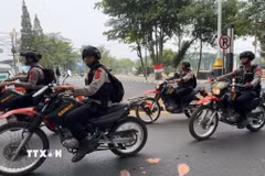 Cảnh sát Cơ động Indonesia (Brimob) trên đường phố Bandung. (Ảnh: Đỗ Quyên/TTXVN)