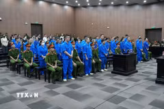Các bị cáo khai báo tại phiên tòa. (Ảnh: Kim Anh/TTXVN)
