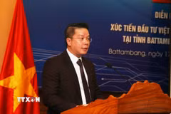 Ông Trần Tuấn Anh, Tổng Lãnh sự Việt Nam tại Battambang phát biểu khai mạc diễn đàn. (Ảnh: Minh Hưng/TTXVN)