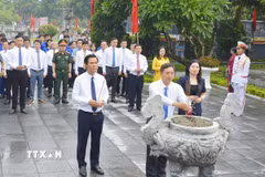 Các đại biểu dâng hương tưởng nhớ Tổng Bí thư Nguyễn Văn Cừ tại Khu lưu niệm Tổng Bí thư ở phường Phù Khê, tỉnh Bắc Ninh. (Ảnh: Thanh Thương/TTXVN)