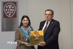 Phó Tổng KTNN Hà Thị Mỹ Dung tặng quà lưu niệm cho ông Miquel Salazar Canalda, Chủ tịch Cơ quan Kiểm toán vùng Catalonia. (Ảnh: TTXVN phát)