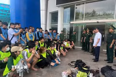 Đồn Biên phòng Cửa khẩu quốc tế Lao Bảo tiếp nhận 56 công dân vi phạm pháp luật tại Lào. (Ảnh: TTXVN phát)