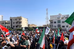 Người dân tham gia tuần hành phản đối các cuộc tấn công của Israel, tại Tehran, Iran, ngày 20/6/2025. (Ảnh: THX/TTXVN)