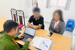 Công an làm việc với những người liên quan đến vụ việc. (Ảnh: Công an TP Hà Nội)