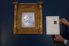 Chứng chỉ phiên bản kỹ thuật số bức chân dung “La Scapiliata, Quý bà tóc rối” của Leonardo Da Vinci tại Phòng trưng bày nghệ thuật Brera ở Milan, Italy. (Ảnh: AP)