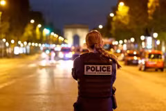 Một cảnh sát đứng gác trên đại lộ Champs Elysees, cạnh Khải hoàn môn, tại Paris, Pháp, ngày 26/4. (Ảnh: Reuters)