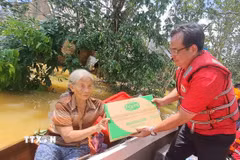 Đoàn công tác Trung ương Hội Chữ thập đỏ Việt Nam trao tiền và hàng cứu trợ cho các hộ gia đình bị thiệt hại do bão số 10 năm 2025 tại xã Đức Quang, tỉnh Hà Tĩnh. (Ảnh: TTXVN phát)