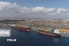 Tàu thuyền neo tại cảng trên đảo Qeshm của Iran trên eo biển Hormuz. (Ảnh: IRNA/TTXVN)