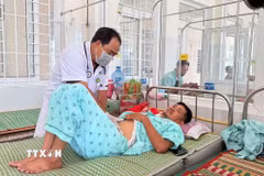 Các y, bác sỹ của Bệnh viện Đa khoa Trung tâm Gia Lai tích cực theo dõi, điều trị các ca bệnh ngộ độc sau khi ăn bánh mỳ ngày 25/5. (Ảnh: Quang Thái/TTXVN)