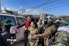 Các thành viên Lữ đoàn Al-Qassam và Al-Quds tiến hành lễ trao trả 4 nữ binh sỹ Israel cho Ủy ban Chữ thập Đỏ Quốc tế (ICRC) tại thành phố Gaza, ngày 25/1/2025. (Ảnh: AA/TTXVN)