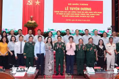 Đại tướng Phan Văn Giang, các đại biểu và các cá nhân, tập thể được khen thưởng Bằng khen của Bộ Quốc phòng. (Ảnh: Trọng Đức/TTXVN)