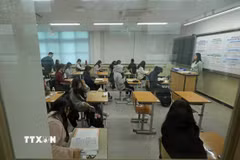 Thí sinh tại một điểm thi đại học ở Daejeon, Hàn Quốc, ngày 13/11/2025. (Ảnh: Yonhap/TTXVN)