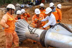 Ông Huỳnh Quang Thịnh, Trưởng phòng Kỹ thuật PTC3 hướng dẫn điều chỉnh lắp đặt sàn đứng thao tác tại vị trí 142 đường dây 500 Lào Cai-Vĩnh Yên. (Nguồn: EVN NPT)