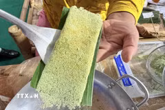 Một chiếc bánh rây vừa chín, dậy hương thơm hấp dẫn. (Ảnh: Thanh Sang/TTXVN)