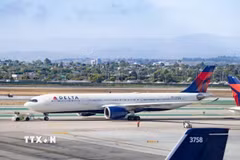 Máy bay của hãng Delta Airlines tại sân bay ở Los Angeles, California, Mỹ. Ảnh: Getty Images/TTXVN)