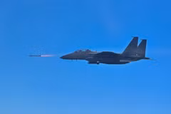 Một máy bay chiến đấu F-15K phóng tên lửa không đối không AIM-9X trong một buổi huấn luyện trên trường bắn ở Biển Tây, ngày 20/5. (Nguồn: Yonhap)