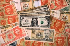 Đồng USD và đồng Peso Cuba tại Havana. (Ảnh: Reuters/TTXVN)